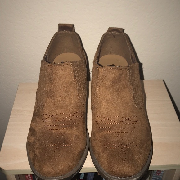 low cut brown boots. - Picture 3 of 5